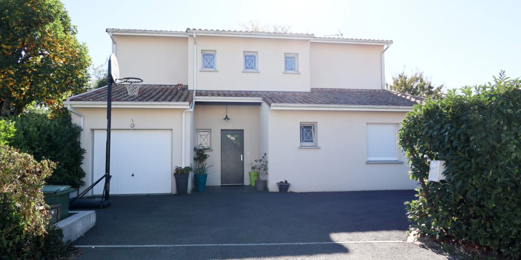 Cour de maison en bitume