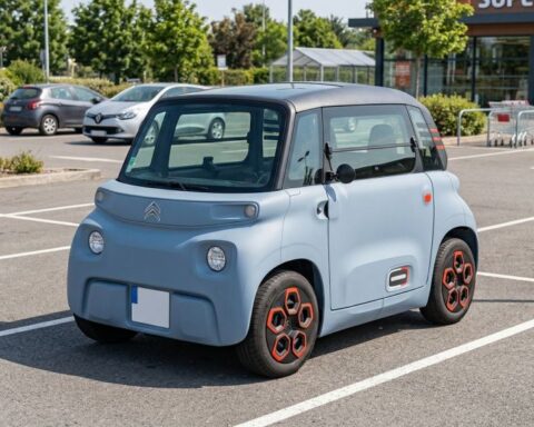 Voiture sans permis Citroën AMI stationnée sur un parking