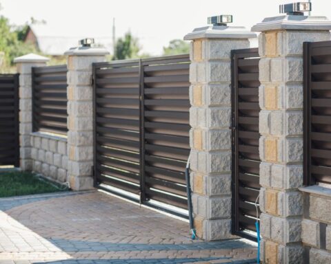 Portail en alu avec portillon et clôtures