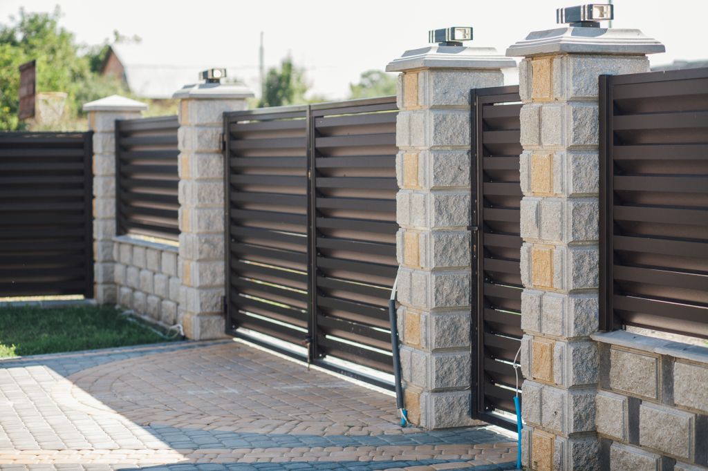 Portail en alu avec portillon et clôtures